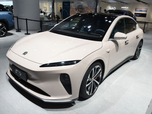 левая сторона Nio ET5 электрических автомобилей высокой эффективности 200km/h управляя роскошными электрическими седанами