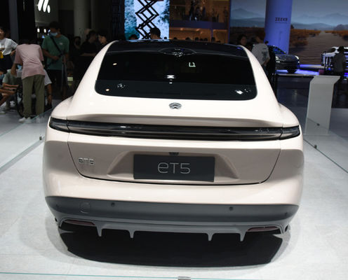 левая сторона Nio ET5 электрических автомобилей высокой эффективности 200km/h управляя роскошными электрическими седанами