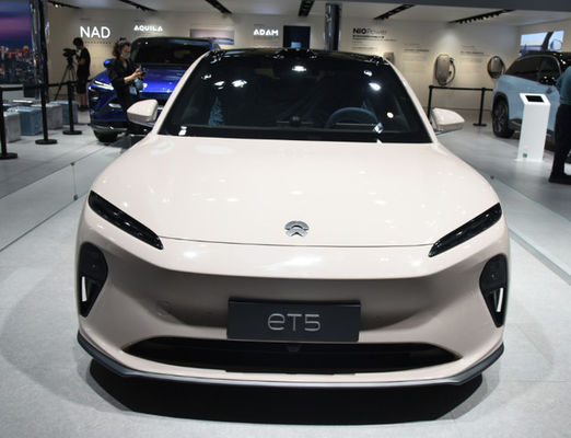 левая сторона Nio ET5 электрических автомобилей высокой эффективности 200km/h управляя роскошными электрическими седанами
