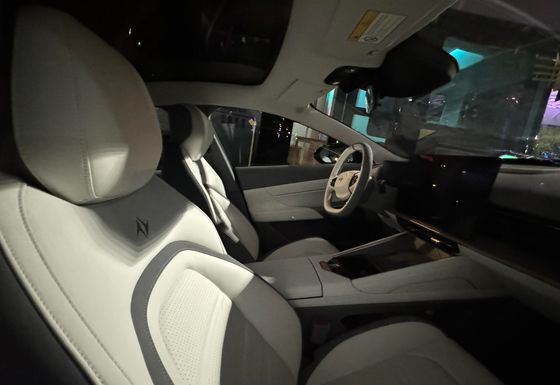 Dongfeng Eπ 007 с дальностью 1200 км и ножничной дверью Максимальная скорость 165 км / ч 5 дверей