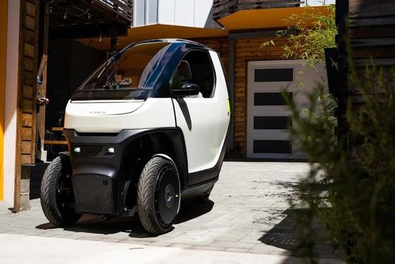 Mini ev car@ Nimbus One A компактный, наклонный автомобиль, способный к скорости до 50 миль в час с диапазоном аккумулятора для городского передвижения