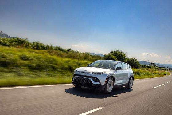 отличительный желательный электрический внедорожник семейства Fisker Ocean с мощностью 556 л.с./737 Нм