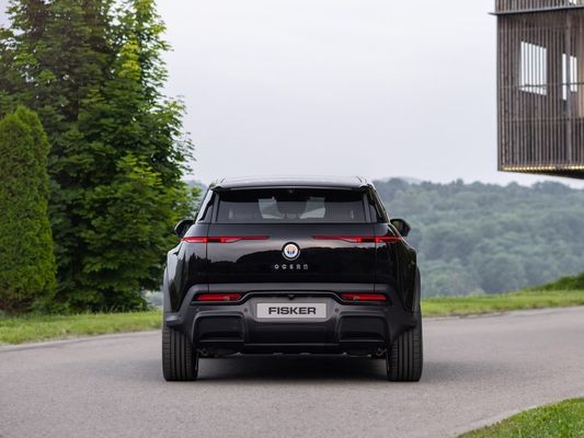 отличительный желательный электрический внедорожник семейства Fisker Ocean с мощностью 556 л.с./737 Нм