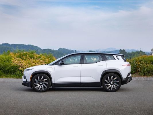 отличительный желательный электрический внедорожник семейства Fisker Ocean с мощностью 556 л.с./737 Нм