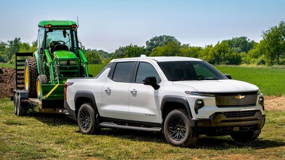 Новый энергетический пикап 2024 Шевроле Silverado EV с впечатляющей дальностью 450 миль EPA работая на 10000 фунтов тягательной мощности