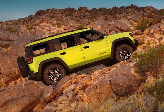 Предстоящий полностью электрический внедорожник 2024 Jeep Recon EV со складной крышей с удалением дверей и скалами