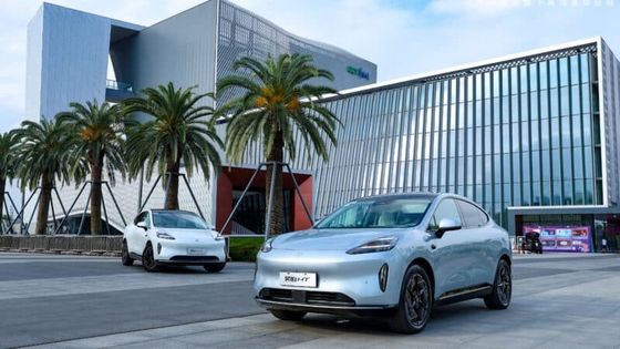 2023 GAC Aion's Hyper HT Fastback SUVRWD Battery Swap Version с крыльями Gull Wing, мощностью 245 л.с., дальностью 550 км.