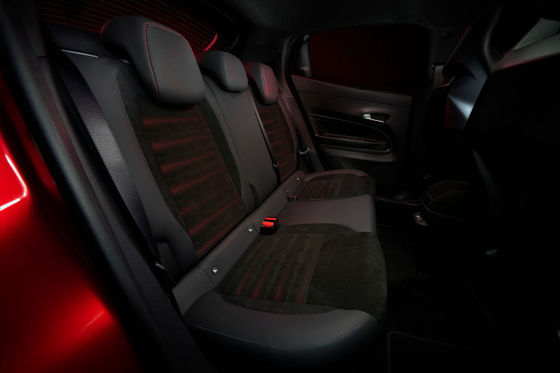 Предпродажа Самый спортивный компактный автомобиль Alfa Romeo Первый EV Milano с двумя вариантами привода 156ph&240ph WLTC 240 миль