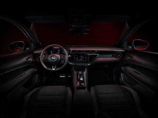 Предпродажа Самый спортивный компактный автомобиль Alfa Romeo Первый EV Milano с двумя вариантами привода 156ph&240ph WLTC 240 миль