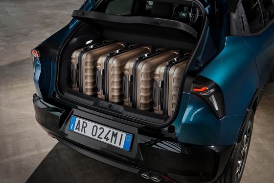 Предпродажа Самый спортивный компактный автомобиль Alfa Romeo Первый EV Milano с двумя вариантами привода 156ph&240ph WLTC 240 миль