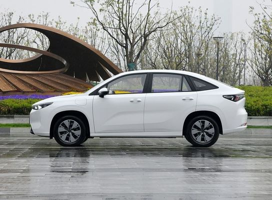 Чистое электрическое транспортное средство Geely Cao Cao 60 EV с заменяемыми батареями и дальностью 415 км и максимальной скоростью 150 км / ч быстрой зарядки