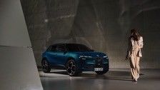 Первый компактный электромобиль Alfa Romeo Junior Electric с батареей 54,8 кВтч и максимальной мощностью 158 кВт, дальностью до 345 миль.