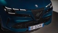 Первый компактный электромобиль Alfa Romeo Junior Electric с батареей 54,8 кВтч и максимальной мощностью 158 кВт, дальностью до 345 миль.