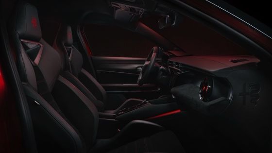 Первый компактный электромобиль Alfa Romeo Junior Electric с батареей 54,8 кВтч и максимальной мощностью 158 кВт, дальностью до 345 миль.