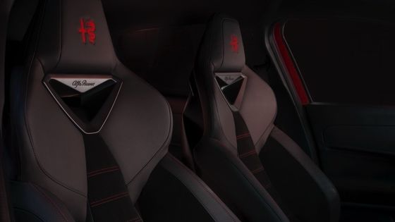 Первый компактный электромобиль Alfa Romeo Junior Electric с батареей 54,8 кВтч и максимальной мощностью 158 кВт, дальностью до 345 миль.