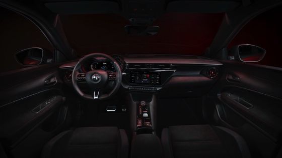 Первый компактный электромобиль Alfa Romeo Junior Electric с батареей 54,8 кВтч и максимальной мощностью 158 кВт, дальностью до 345 миль.