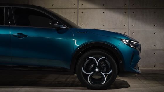 Первый компактный электромобиль Alfa Romeo Junior Electric с батареей 54,8 кВтч и максимальной мощностью 158 кВт, дальностью до 345 миль.