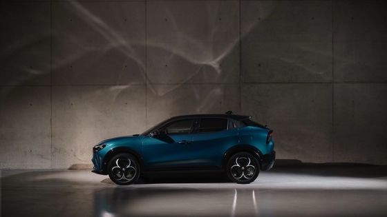 Первый компактный электромобиль Alfa Romeo Junior Electric с батареей 54,8 кВтч и максимальной мощностью 158 кВт, дальностью до 345 миль.