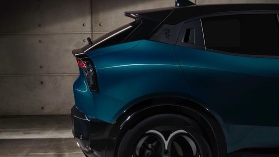 Первый компактный электромобиль Alfa Romeo Junior Electric с батареей 54,8 кВтч и максимальной мощностью 158 кВт, дальностью до 345 миль.