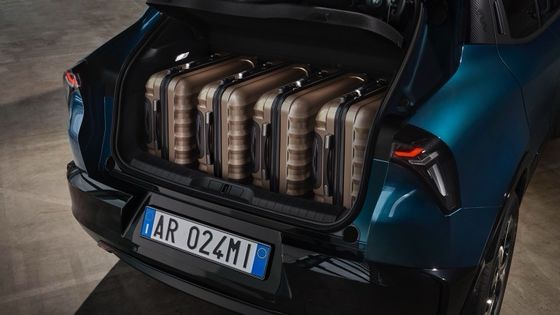 Первый компактный электромобиль Alfa Romeo Junior Electric с батареей 54,8 кВтч и максимальной мощностью 158 кВт, дальностью до 345 миль.