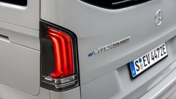 9-местный электромобиль Mercedes-Benz EVito Tourer Long с 201 л.с.с. электродвигателем и 90 кВтч батареей