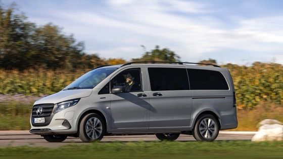9-местный электромобиль Mercedes-Benz EVito Tourer Long с 201 л.с.с. электродвигателем и 90 кВтч батареей