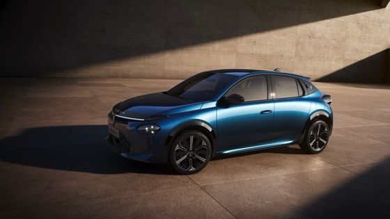 Первый электрический автомобиль Lancia Ypsilon с передним двигателем мощностью 154 лошадиных сил и 260 н.м.