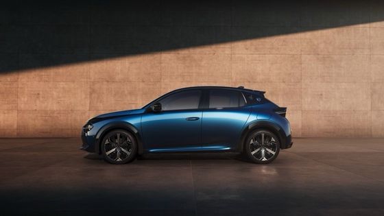 Первый электрический автомобиль Lancia Ypsilon с передним двигателем мощностью 154 лошадиных сил и 260 н.м.