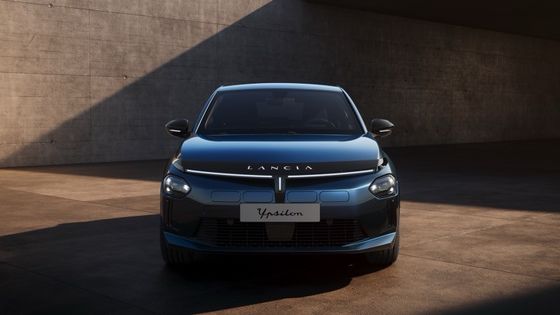 Первый электрический автомобиль Lancia Ypsilon с передним двигателем мощностью 154 лошадиных сил и 260 н.м.