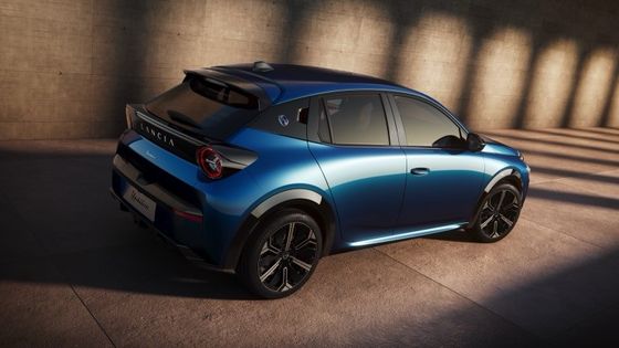 Первый электрический автомобиль Lancia Ypsilon с передним двигателем мощностью 154 лошадиных сил и 260 н.м.