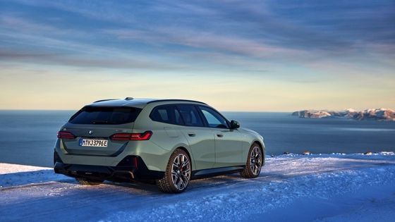 Новейший электромобиль с аккумулятором 84,4 кВтч, дальность 329 миль с 335 л.с. / 430 Нм на BMW i5 Touring eDrive40 односкоростной RWD