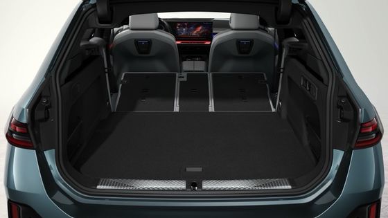 Новейший электромобиль с аккумулятором 84,4 кВтч, дальность 329 миль с 335 л.с. / 430 Нм на BMW i5 Touring eDrive40 односкоростной RWD