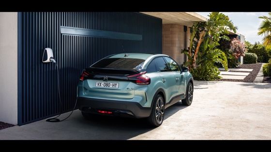 Достойное управление Citroen E-C4 с мощностью 115 кВт (156 л.с.) При максимальной скорости 150 км/ч 54 кВт литий-ионный аккумулятор