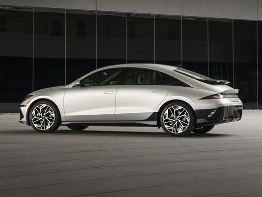 Наиболее энергоэффективный электромобиль 2 Hyundai Ioniq 6 Чистое электрическое транспортное средство с максимальной дальностью 361 миль Покрывает 4,17 миль/квт/ч Долгий диапазон