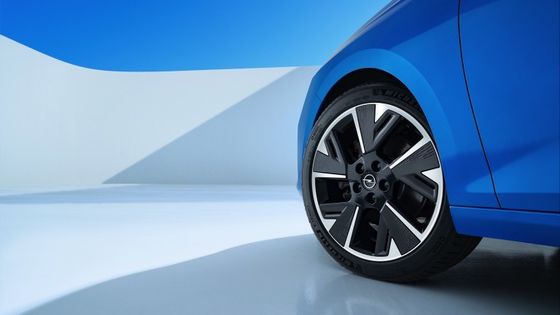 Удобный электромобиль Opel Astra Electric с батареей мощностью 54 кВтч 150 кВт мотора при максимальной скорости 170 км/ч