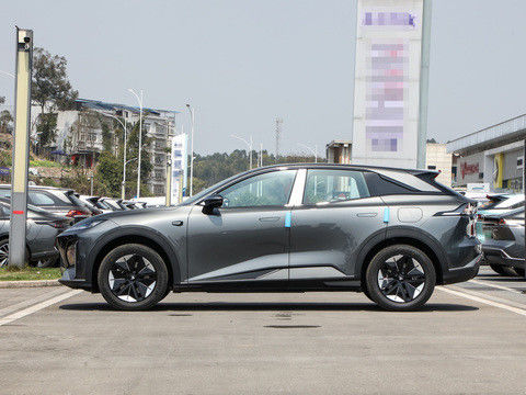 Новейшая система HUAWEI DEEPAL S07 2024 EREV с 121 км CLTC0.5h Быстрое время зарядки 175 кВт Максимальная мощность 320N.m крутящий момент