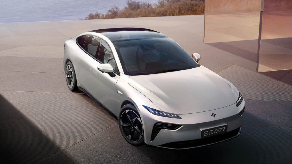 Dongfeng Eπ 007 с дальностью 1200 км и ножничной дверью Максимальная скорость 165 км / ч 5 дверей