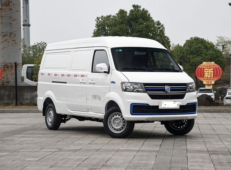 Квадратная форма принята в семейном стиле Jinbei Новый электрический фургон Hiace EV с 220N.m и 300 км NEDC с максимальной скоростью 80 км / ч