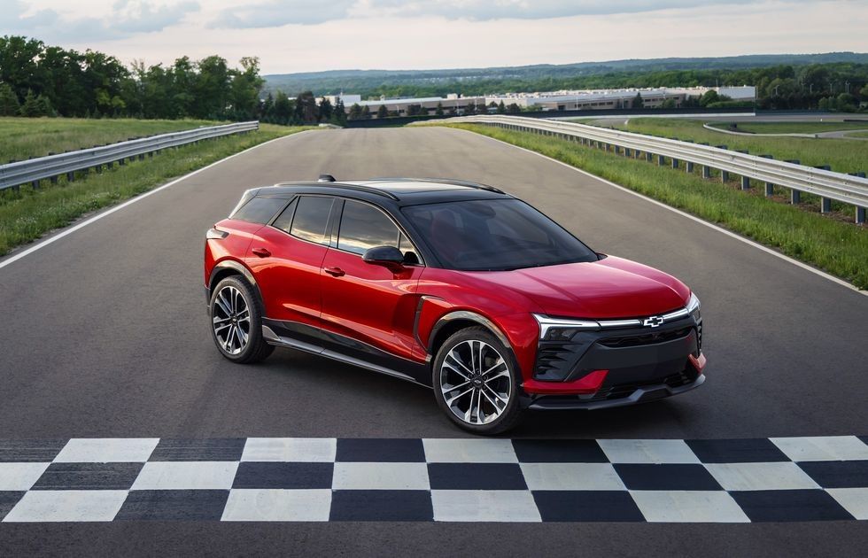 Первый полностью электрический внедорожник Chevrolet Chevrolet Blazer EV 2024 предлагает 557 лошадиных сил и дальность 324 миль