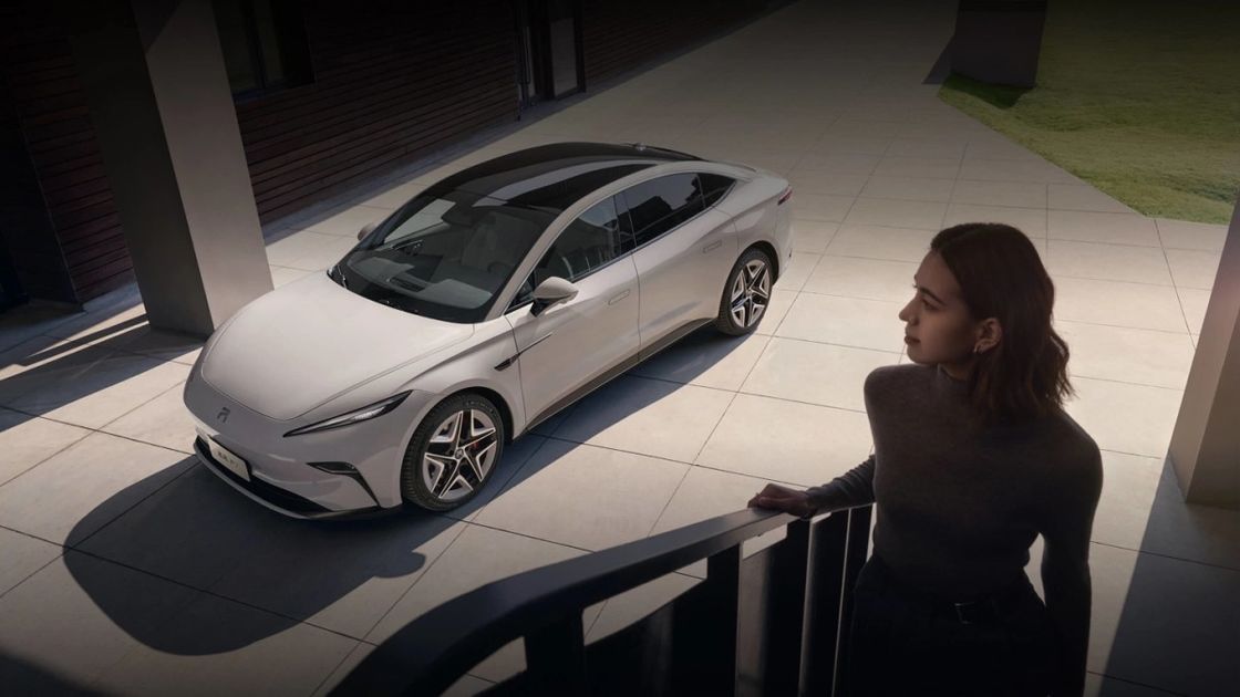 Чисто электрическое транспортное средство Feifan F7 поставляется с бесплатной зарядкой батареи и замены на всю жизнь 500 км RWD трансмиссия электрический автомобиль