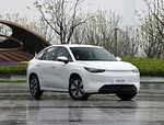 Чистое электрическое транспортное средство Geely Cao Cao 60 EV с заменяемыми батареями и дальностью 415 км и максимальной скоростью 150 км / ч быстрой зарядки