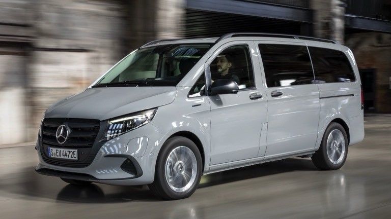 9-местный электромобиль Mercedes-Benz EVito Tourer Long с 201 л.с.с. электродвигателем и 90 кВтч батареей