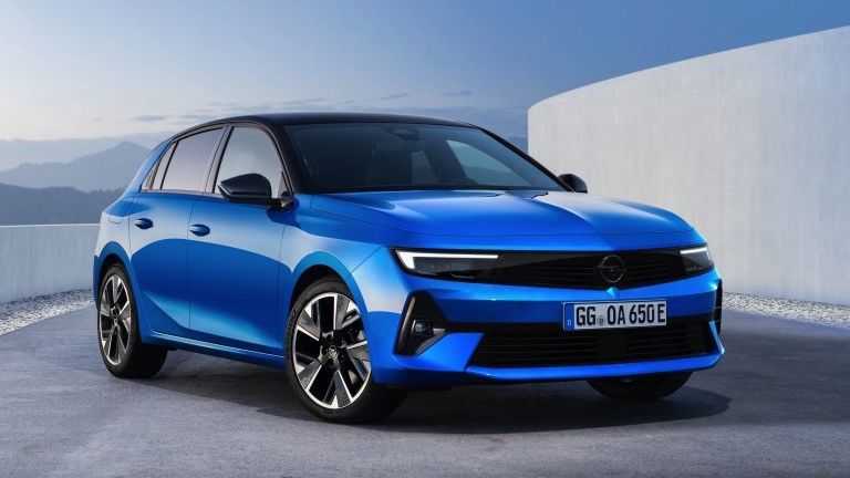 Удобный электромобиль Opel Astra Electric с батареей мощностью 54 кВтч 150 кВт мотора при максимальной скорости 170 км/ч